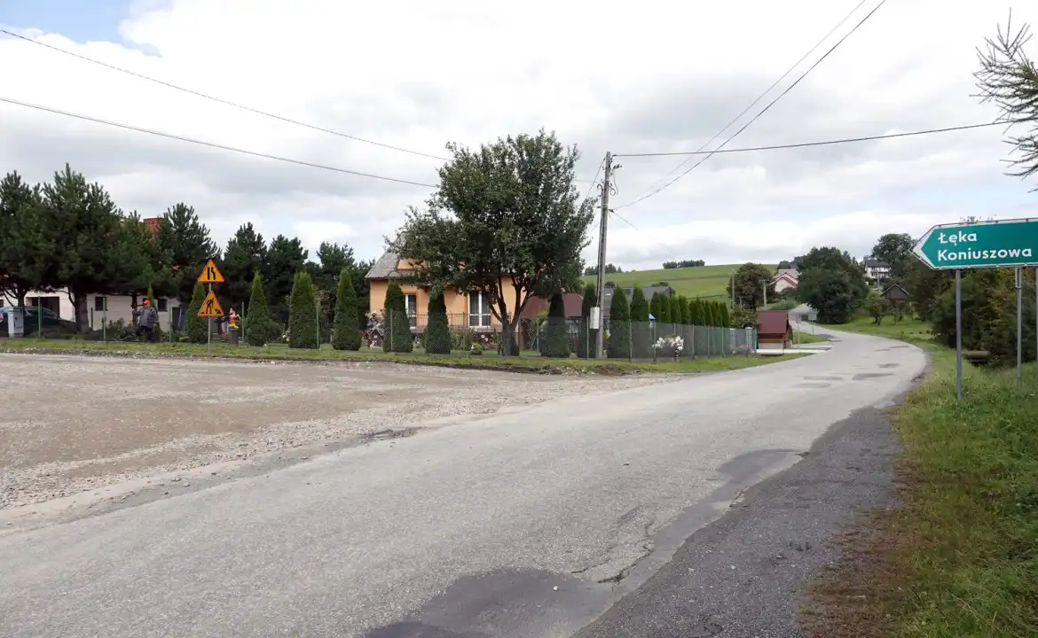 Trwa remont drogi w Koniuszowej zniszczonej podczas ulewnych deszczów i trąby powietrznej