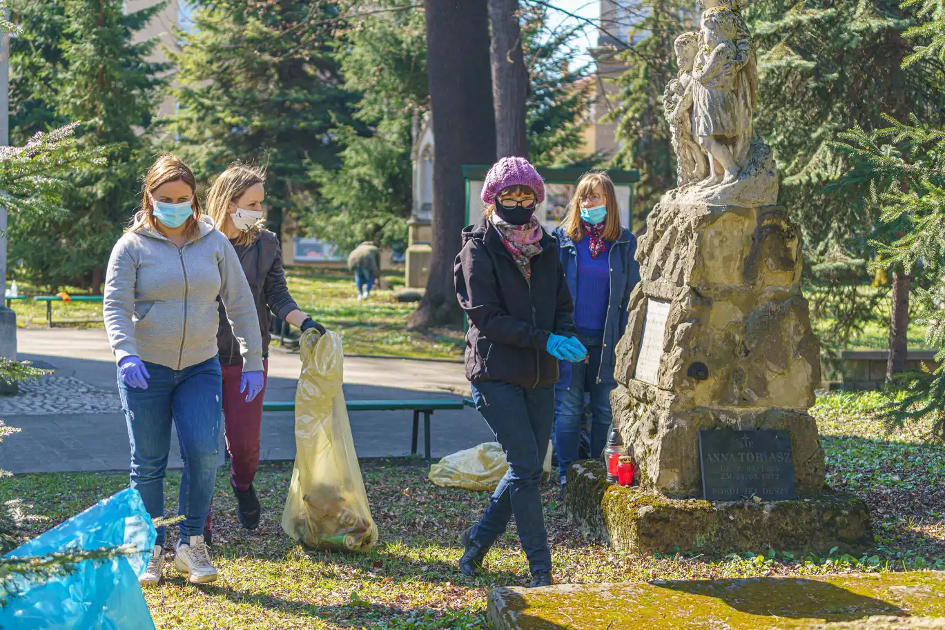 W Nowym Sączu odbyło się wiosenne sprzątanie Starego Cmentarza