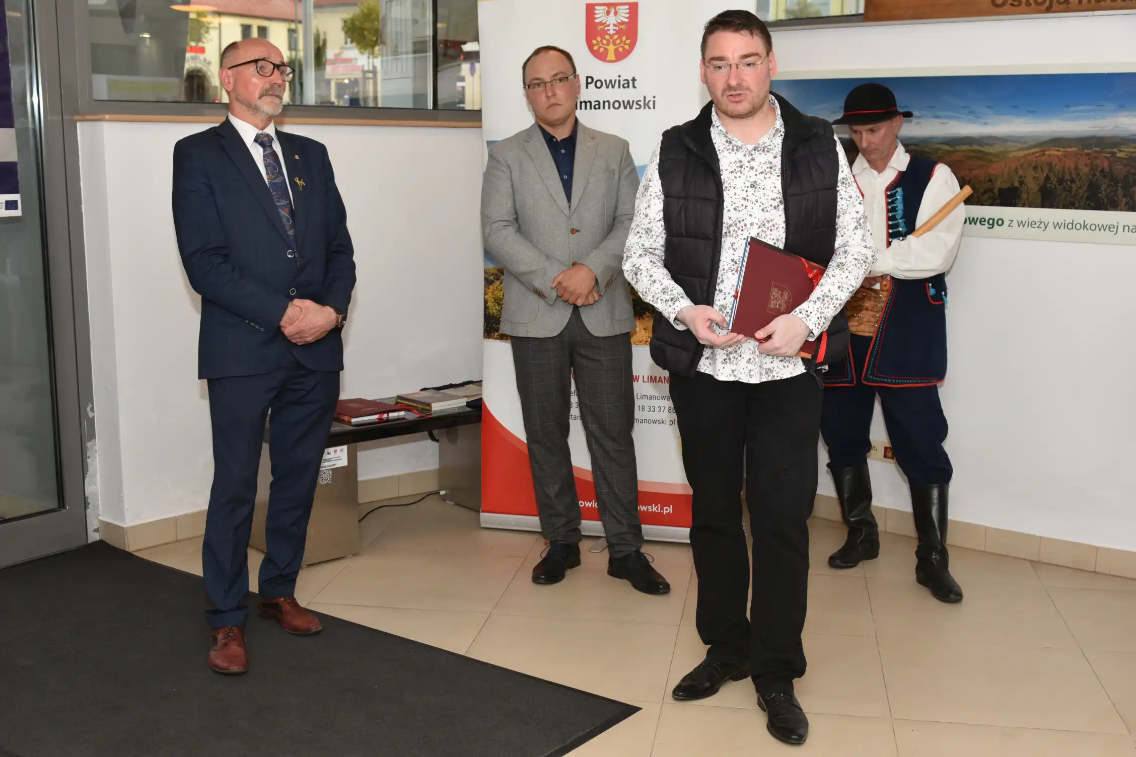 Wernisaż wystawy pn. „Droga Krzyżowa Narodu Polskiego – Wincenty Stanisław Gawron” w PCIT w Limanowej