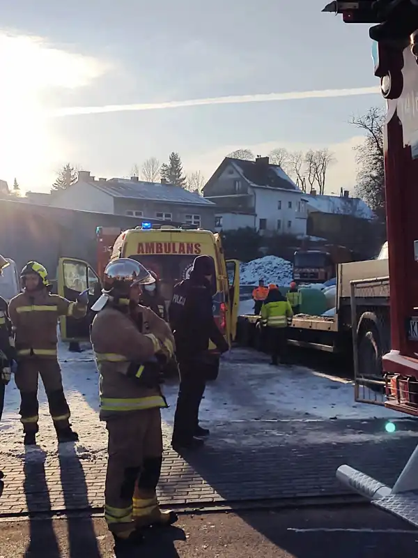 Grybów: Mężczyzna został wciągnięty do maszyny drogowej