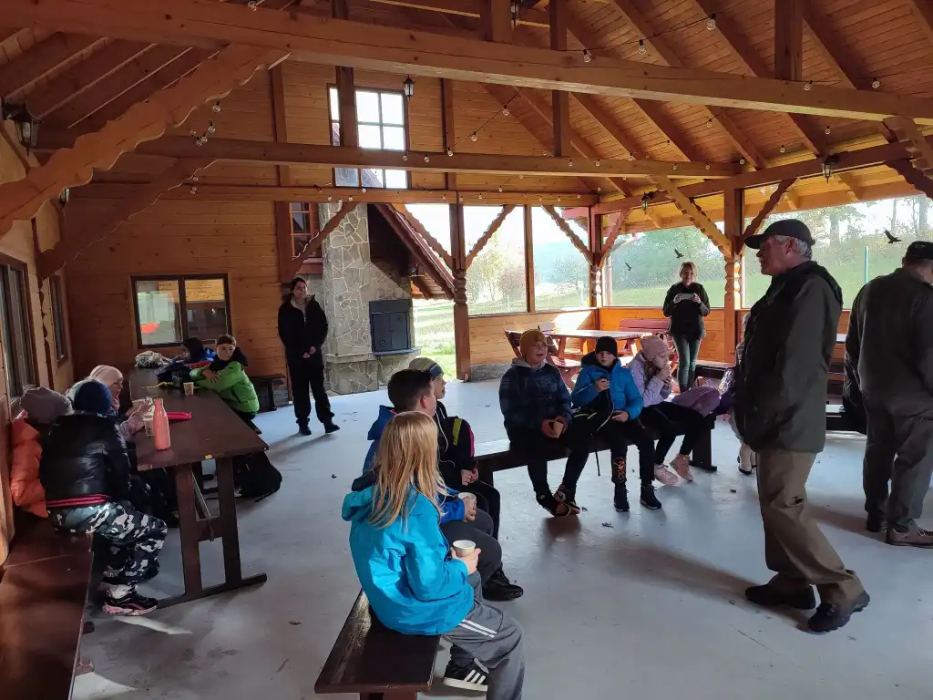 Edukacja w terenie. Zasiedlanie bażantów w Podłopieniu. Lekcja przyrody na żywo