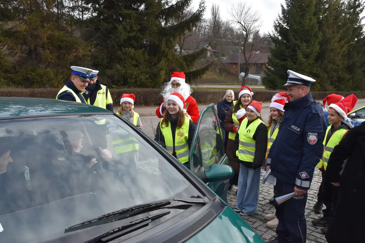 Świąteczna akcja, która łączy. Mikołaj, uczniowie i policja dbają o bezpieczeństwo na drogach