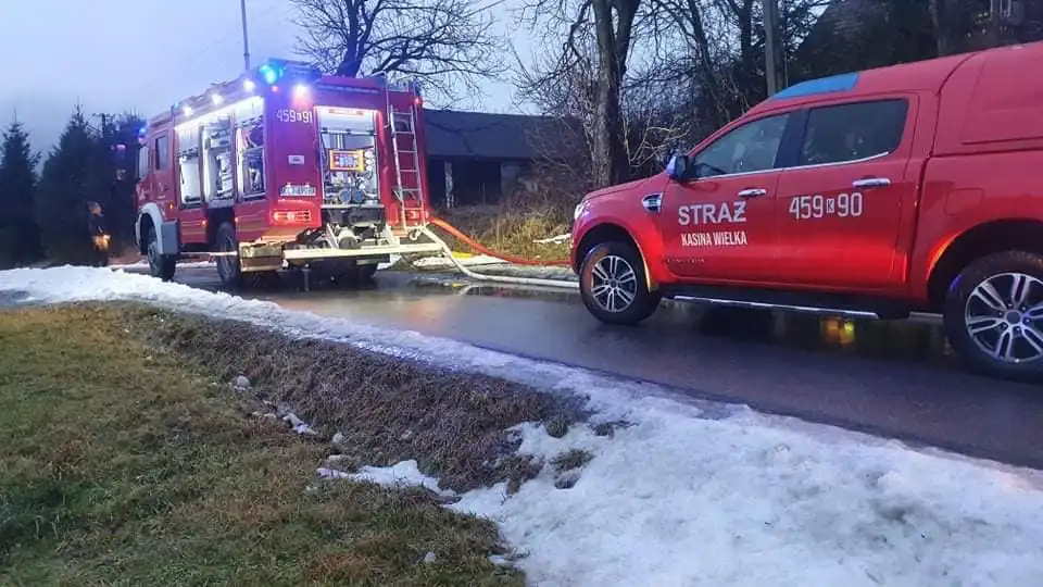 Pożar w Kasinie Wielkiej. Paliło się na poddaszu budynku mieszkalnego