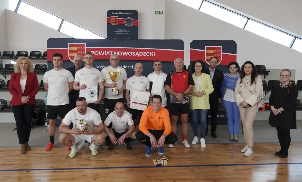 Halowy turniej piki nożnej służb mundurowych i samorządowych. Drużyna z Kamionki Wielkiej z pucharem