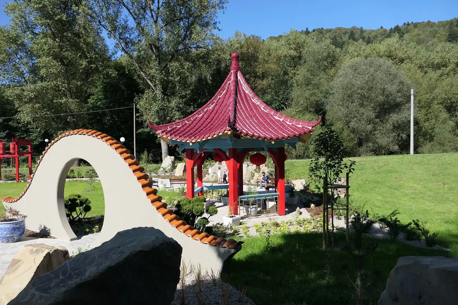 Muszyna: Szykują się opłaty w popularnych ogrodach. Barierki i bramki już stoją