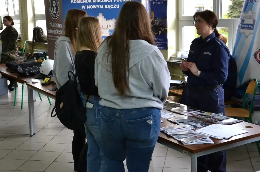 Sądeccy mundurowi opowiedzieli uczniom o zawodzie policjanta