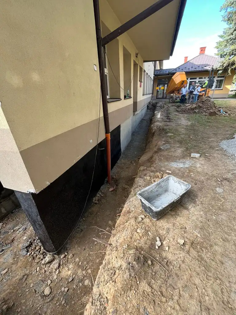 Gorlice: Trwa modernizacja budynku przy ul. Słonecznej 7