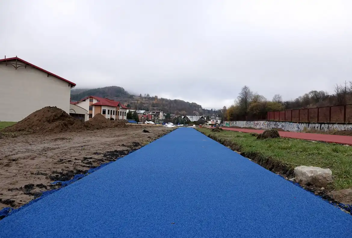 Przy ZSP w Krynicy-Zdroju powstaje nowoczesny kompleks boisk i bieżni