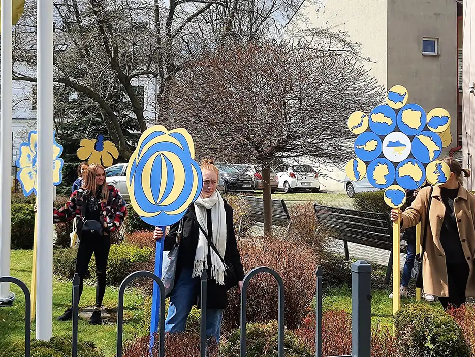 Kwiaty dla Ukrainy - akcja artystyczna studentów PWSZ