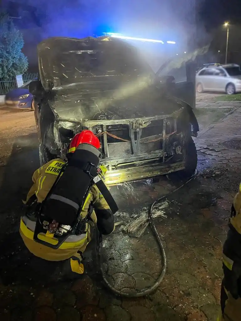 Pożar samochodu na ul. Sienkiewicza w Nowym Sączu. Ogień objął przednią część pojazdu