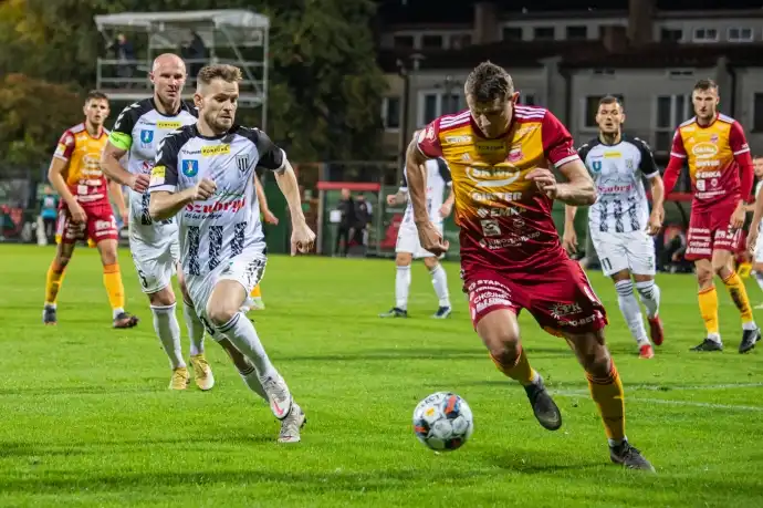 Biało-Czarni pokonują w Niepołomicach Chojniczankę Chojnice