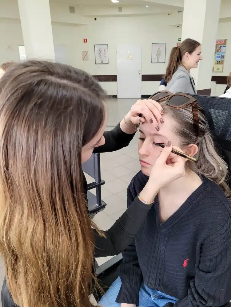 Uczniowie z ZSP w Krynicy-Zdroju zrobili odcisk szczęki a później makijaż