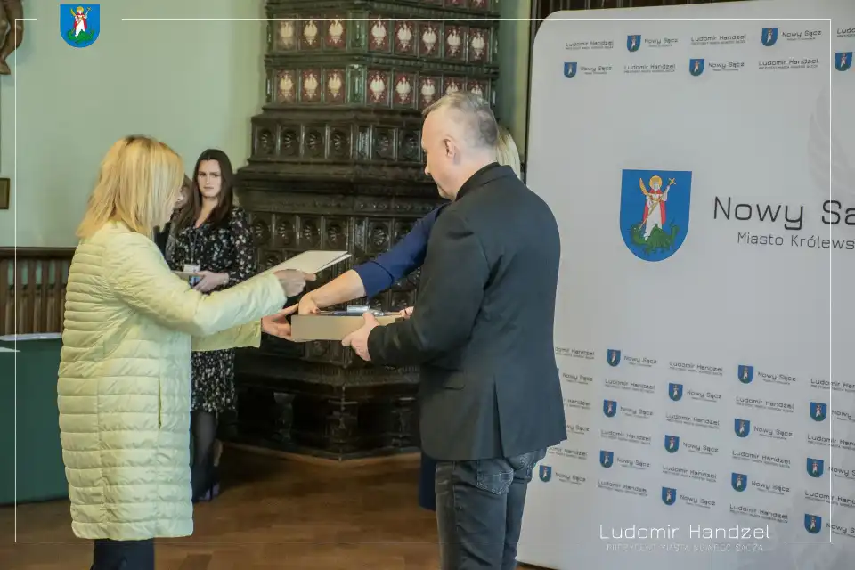 Nowy Sącz: Dzieci i młodzież otrzymały sprzęt komputerowy