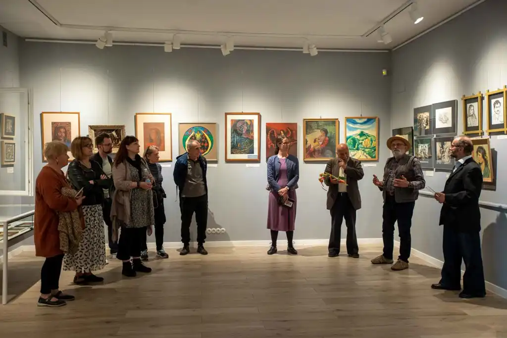 „Jadą wozy kolorowe…” - wystawa o tradycjach romskich w Muzeum Nikifora