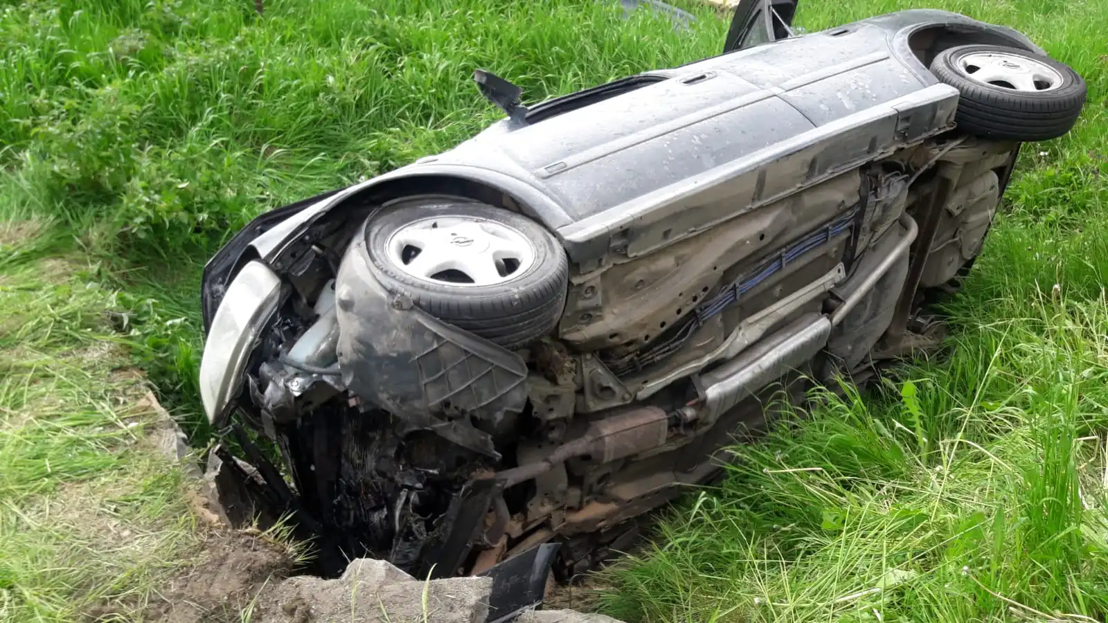 Krynica-Zdrój: Opel wypadł z drogi i uderzył w przepust