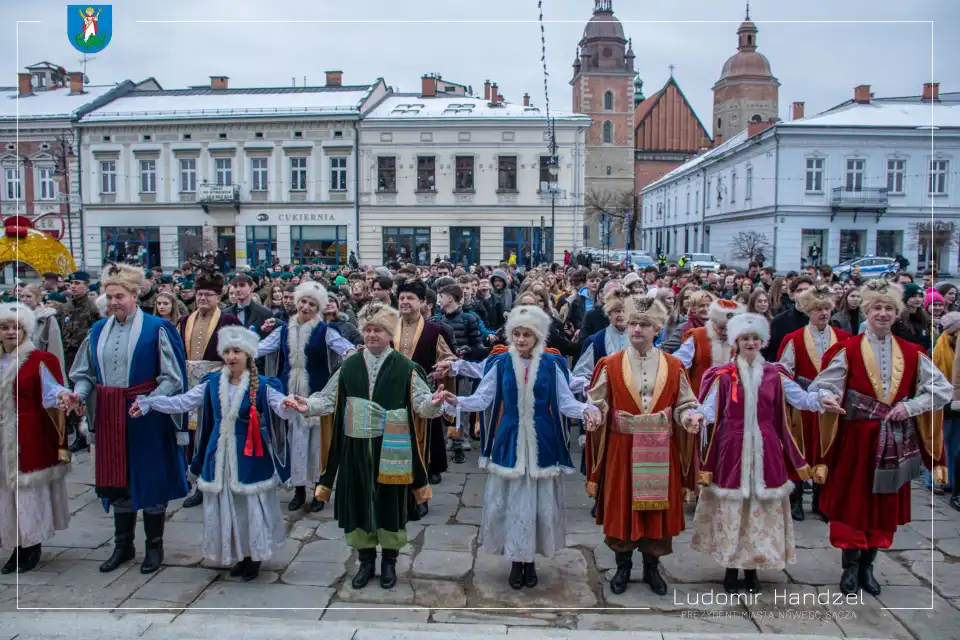 Już po raz piętnasty sądeccy maturzyści zatańczyli tradycyjnego Poloneza przed Ratuszem