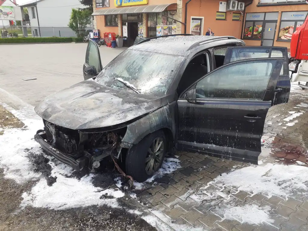 Świniarsko: Pożar osobówki na parkingu sklepu
