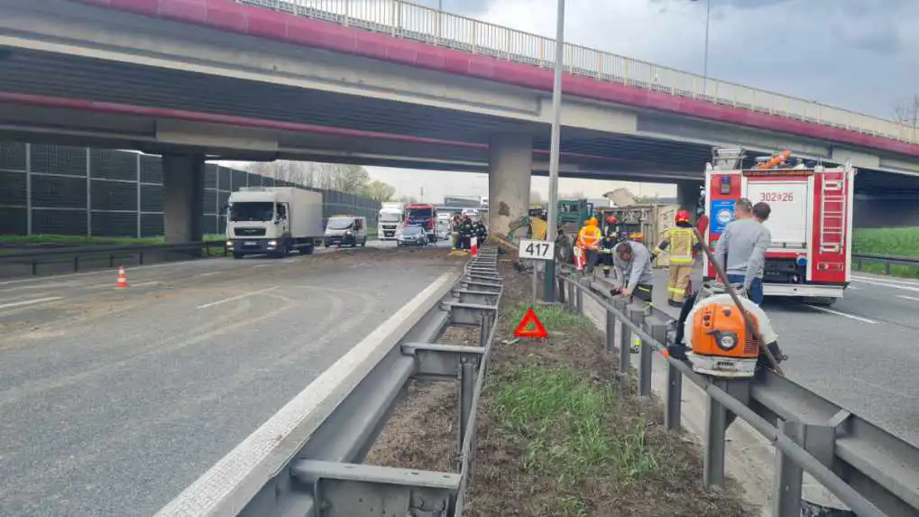 Kraków: Samochód ciężarowy uderzył w filar mostu