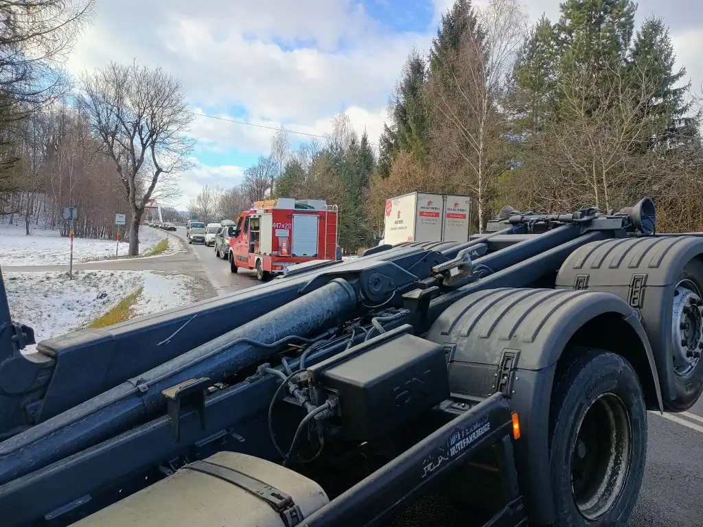 Początek roku na drodze. Ciężarówka w rowie na DK28