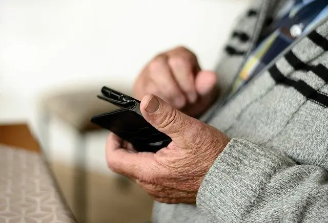 Nowy Sącz: Fałszywy policjant chciał oszukać seniora. Dzięki pracownicy banku 75-latek nie stracił swoich oszczędności