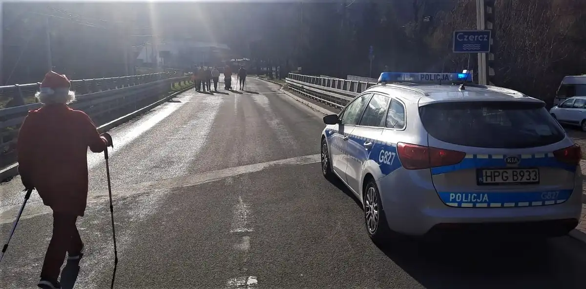 Sądeccy policjanci zabezpieczali trasę VIII biegu Mikołajów