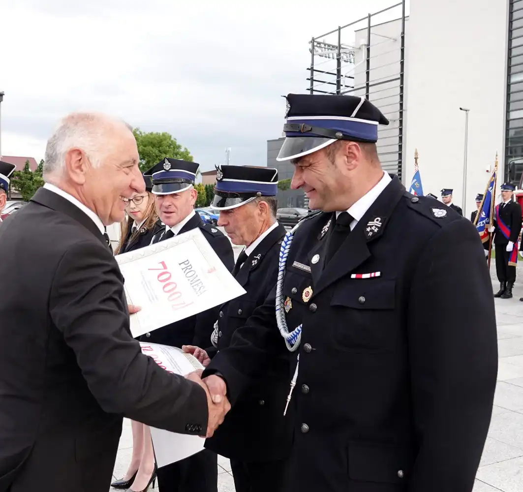 Strażacy ochotnicy z gminy Chełmiec z promesą na zakup sprzętu