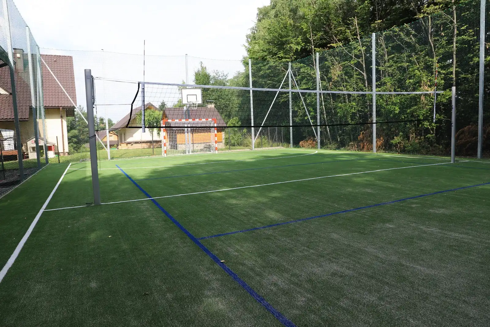 W Bałażówce zmodernizowano boisko. Powstał też nowy plac zabaw