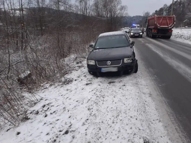 Kraksa w Jamnicy. Zderzyły się trzy pojazdy osobowe