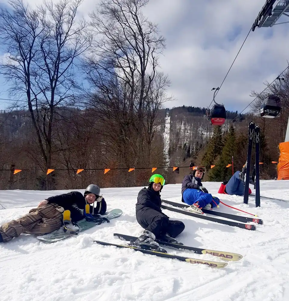 Młodzież z ZS w Łącku uczestniczyła w lekcjach wf na lodowisku i stoku narciarskim