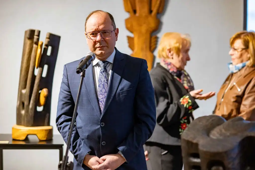 „Powrót do siebie”. Rzeźby Grzegorza Pecucha w Domu Gotyckim