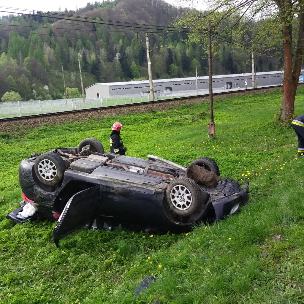 Muszyna: na ul. Lipowej samochód osobowy wypadł z drogi i dachował