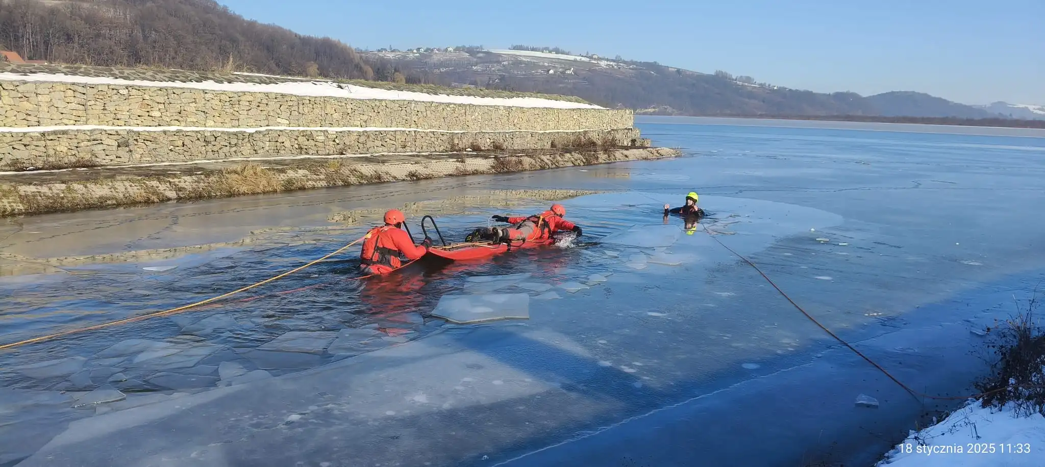 Szkolenie strażaków na lodzie. Ratownictwo w trudnych warunkach