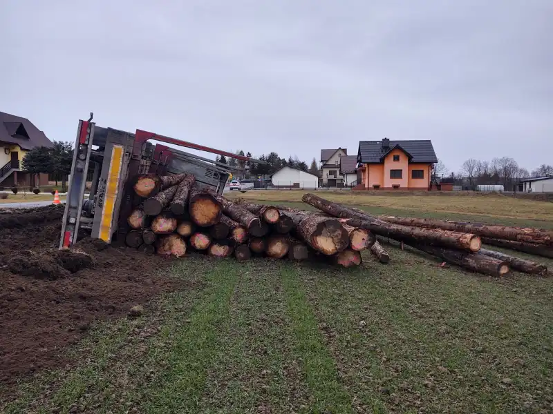 Łęki: Ciężarówka wioząca drewno wywróciła się