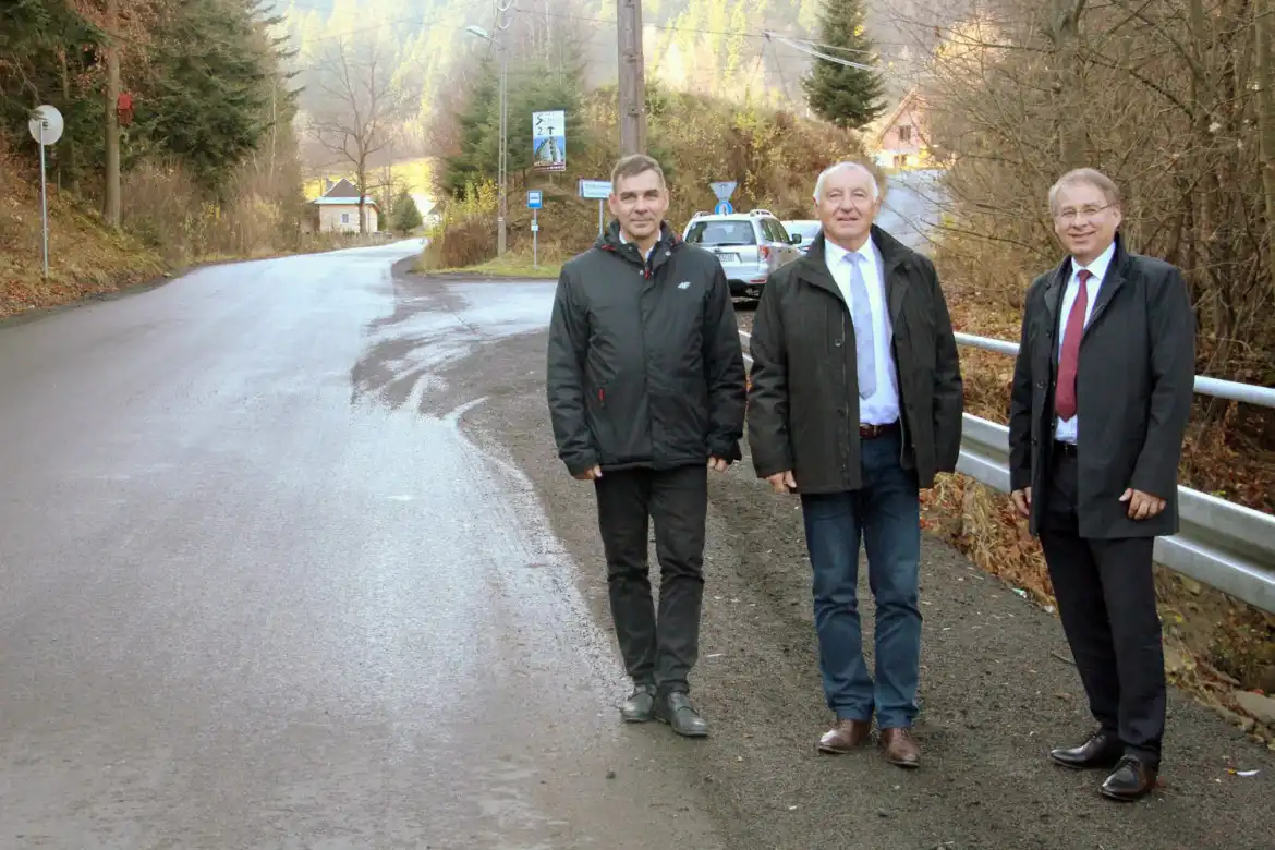 Powiat nowosądecki inwestuje w poprawę infrastruktury drogowej w Piwnicznej-Zdroju