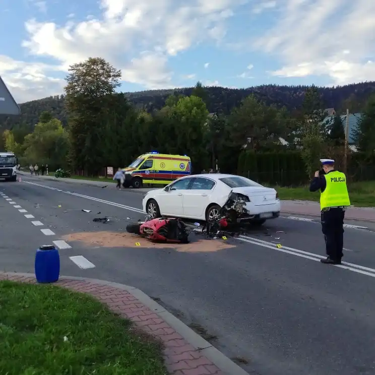 Wypadek w Łabowej. Dwoje motocyklistów w szpitalu po zderzeniu z samochodem