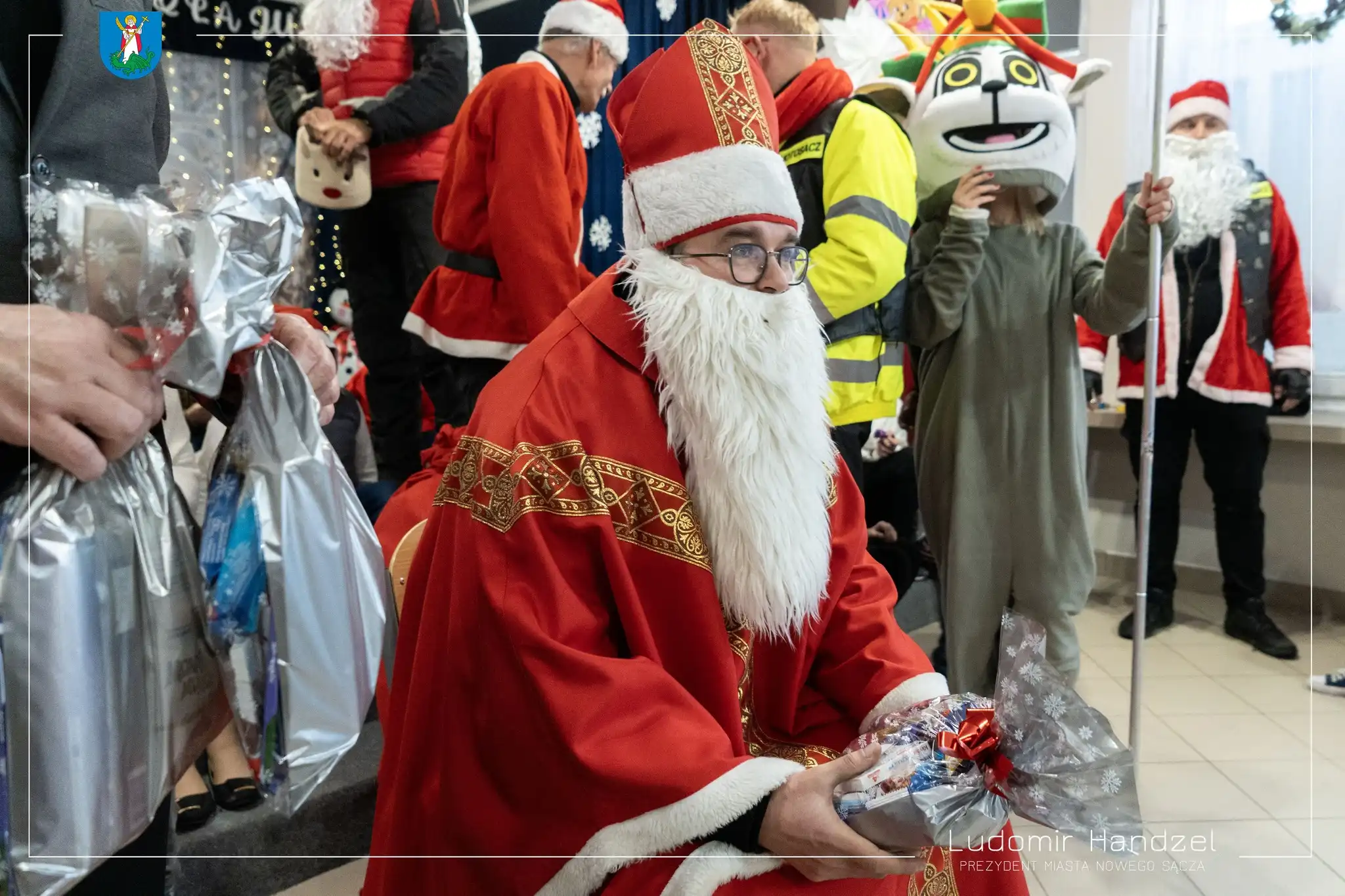 Dziecięce uśmiechy w Nowym Sączu. Prezydent Handzel z Motomikołajami w szpitalu