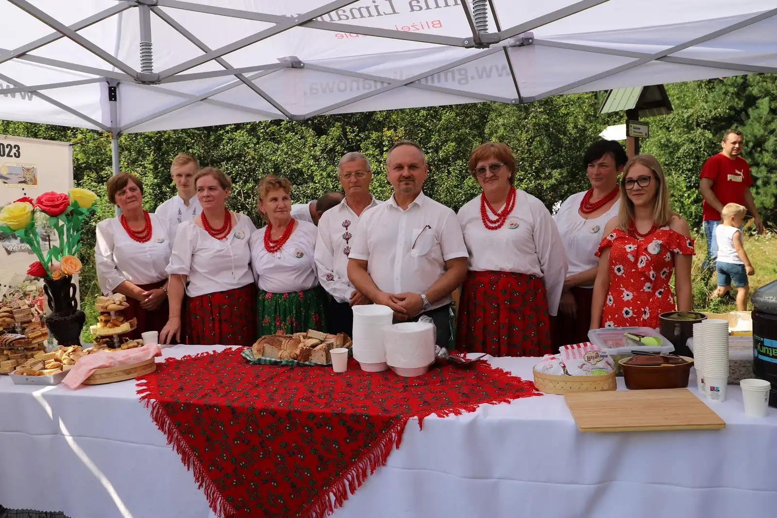 Akcja "ODKRYJ BESKID WYSPOWY 2023". Turyści dotarli na szczyt góry Golców