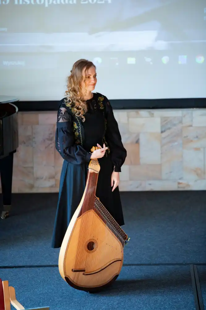 Hołd dla płonącego miasta. Trauma wojenna oczami artystów i psychologów