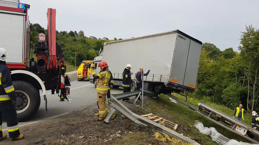 W Tęgoborzy ciężarówka z przyczepą wypadła z drogi