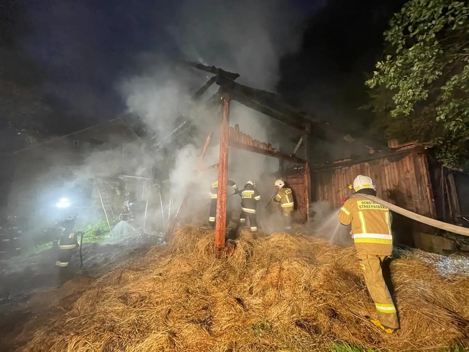 Pożar w Zabrzeży. Spłonął budynek gospodarczy