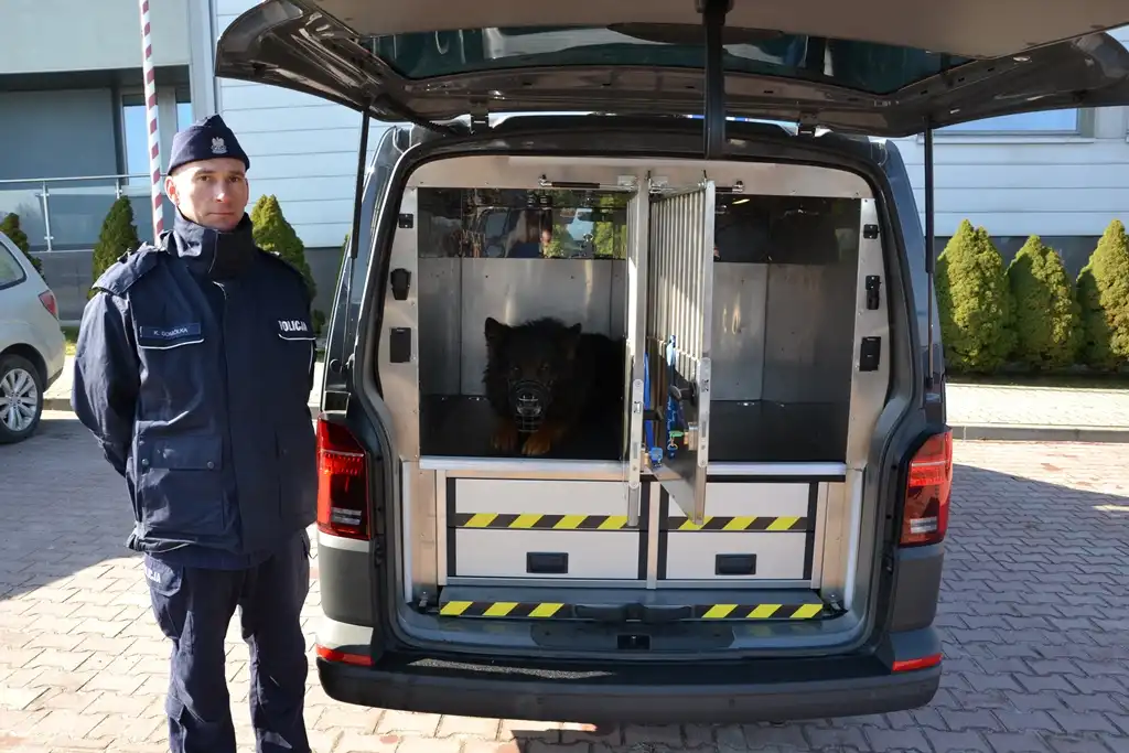 Sądecka Policja zyskała nowoczesny radiowóz do bezpiecznego transportu psów służbowych