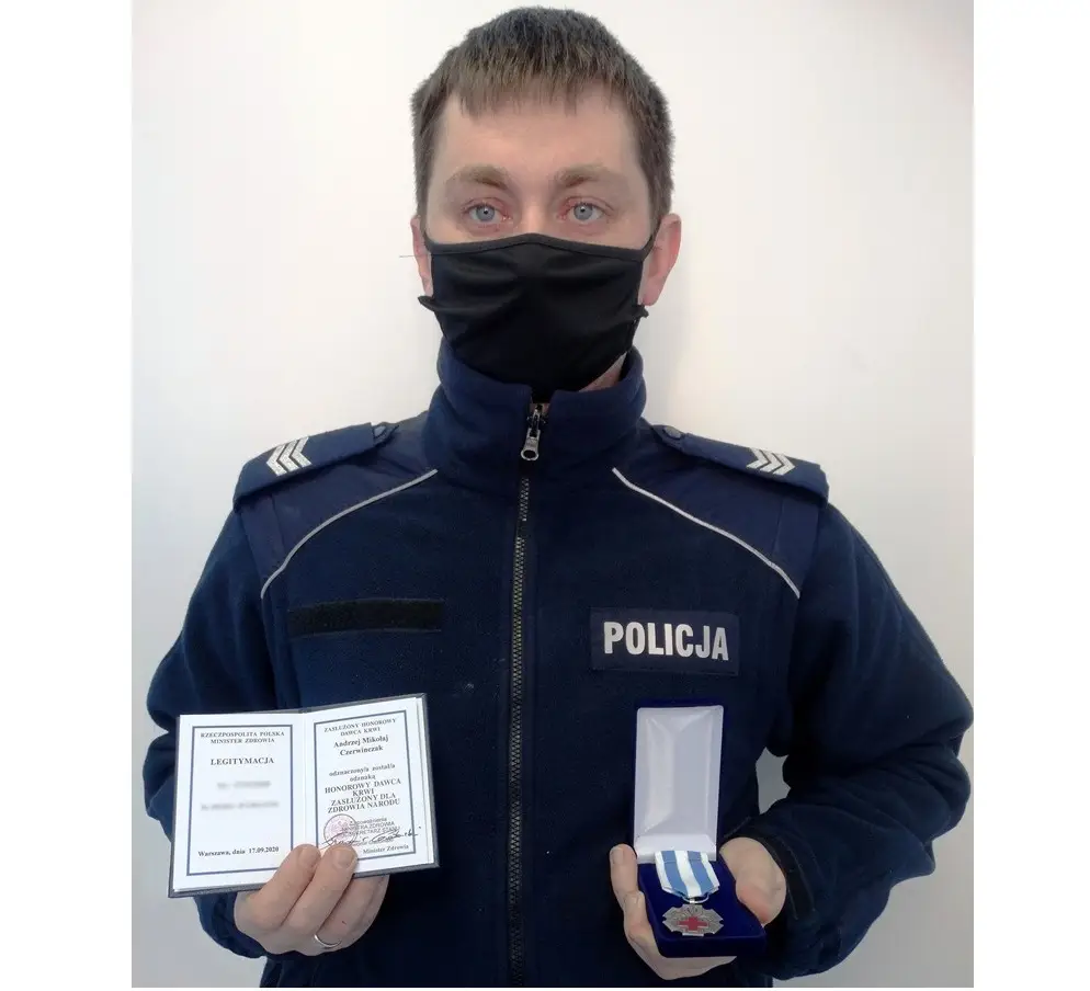 Krynicki policjant z odznaką „Honorowy Dawca Krwi - Zasłużony dla Zdrowia Narodu”