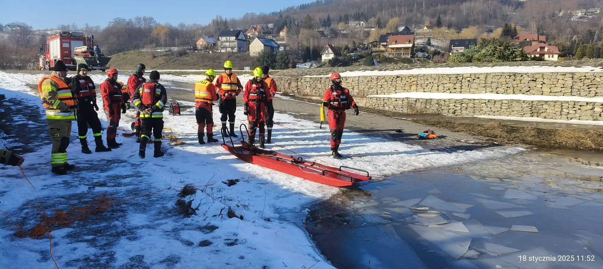Szkolenie strażaków na lodzie. Ratownictwo w trudnych warunkach