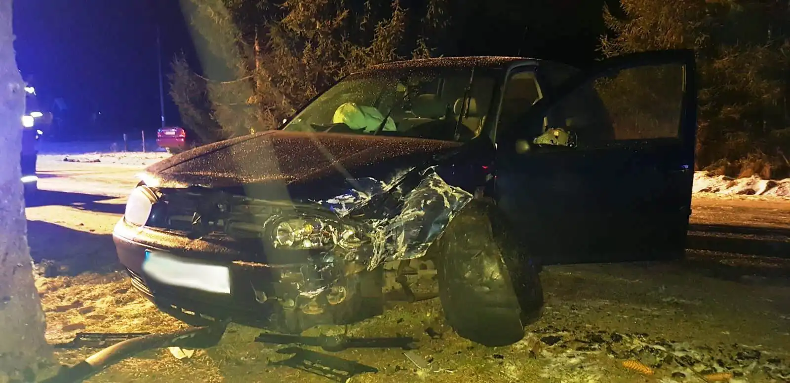 Wypadek w Łabowej. Samochód osobowy wypadł z drogi i uderzył w drzewo