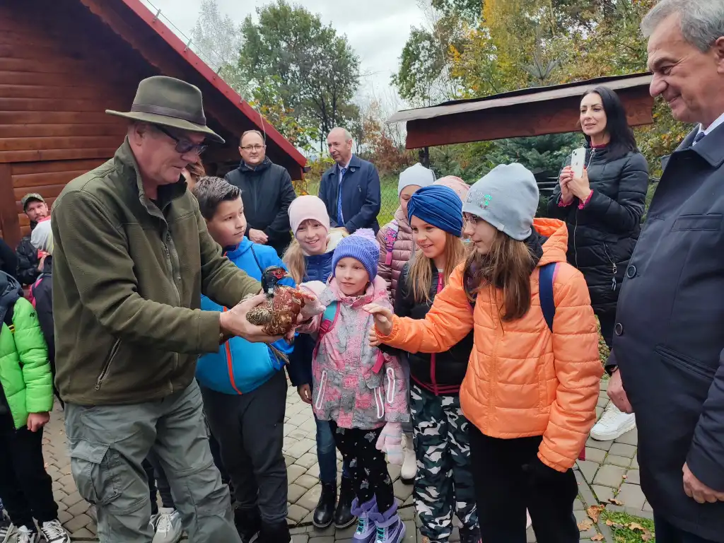 Edukacja w terenie. Zasiedlanie bażantów w Podłopieniu. Lekcja przyrody na żywo