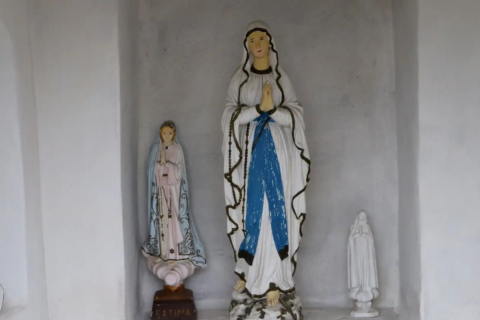 Zabytkowa kapliczka w Pisarzowej po remoncie