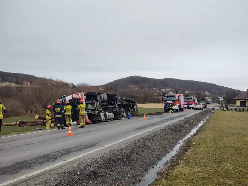Łęki: Ciężarówka wioząca drewno wywróciła się
