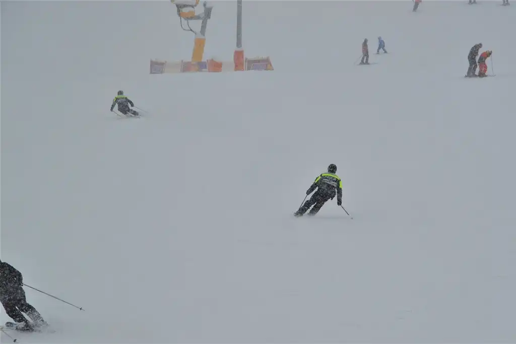 Krynica-Zdrój: Policjanci przypominali miłośnikom szusowania podstawowe zasady bezpieczeństwa na stokach narciarskich