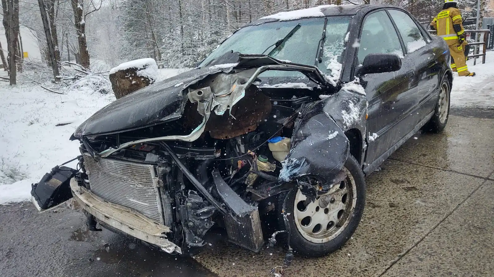 Polna: zderzyły się dwie osobówki. Jedna z nich wpadła do potoku