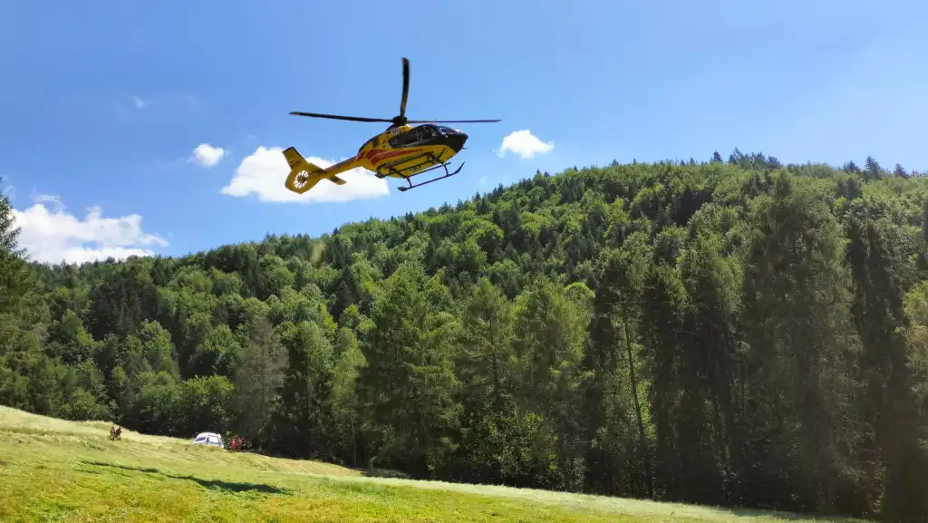 Wypadek w Wierchomli Wielkiej: Ciągnik rolniczy wywrócił się i stoczył ze stromego zbocza. Ranny kierowca trafił do szpitala